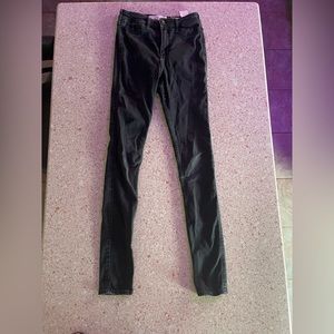 Hollister size 1L jeans. Barely worn. Black.